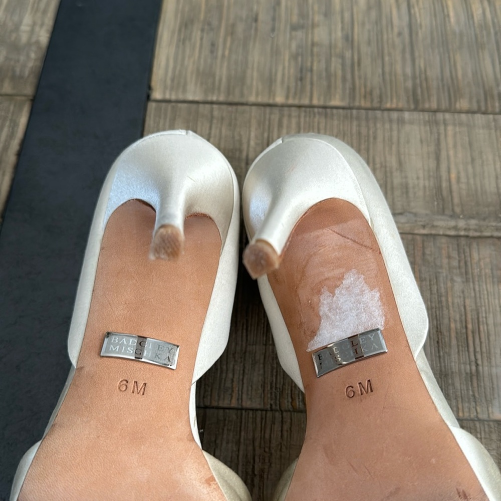 Badgley Mischka Gensing Ivory Satin Peep Toe Pump - Picture 8 of 8